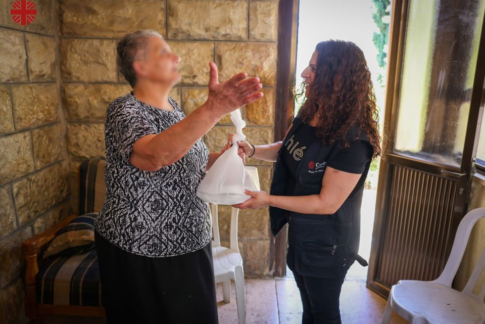 caritas-jerusalem-volunteers-distributing-food-to-the-elderly-in-the-west-bank